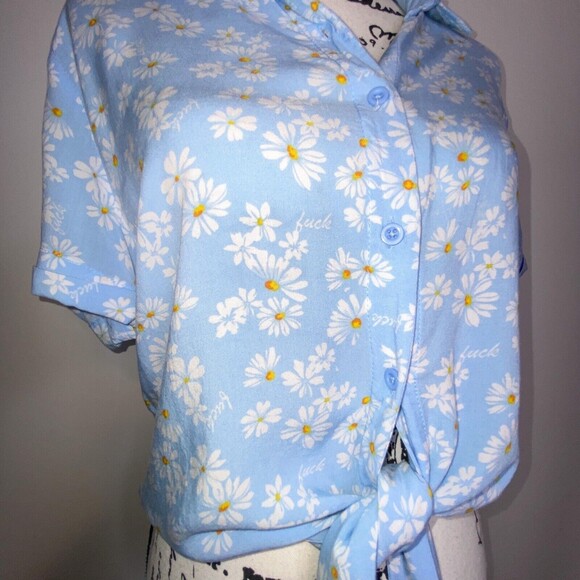 Spencer's Women's Lg Daisy Button Front Tie Cropped Top Shirt Blue/Floral Y2K - Picture 3 of 5